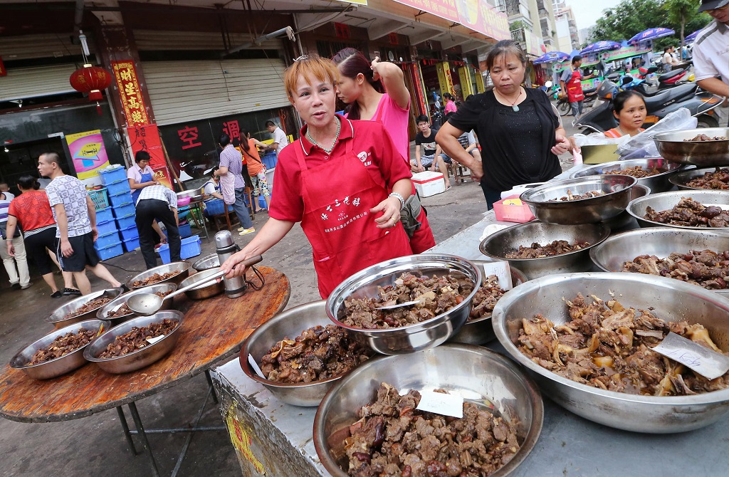 An owner of one of the most popular restaurants in Yulin said her business has decrease recently because of the confrontation between locals and animal right activities. Besides, local civil servant are ordered not to eat dog meat at restaurant. Yulin. 21JUN14